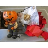 Image 2 : TOTE OF HALLOWEEN DÉCOR, ETC.