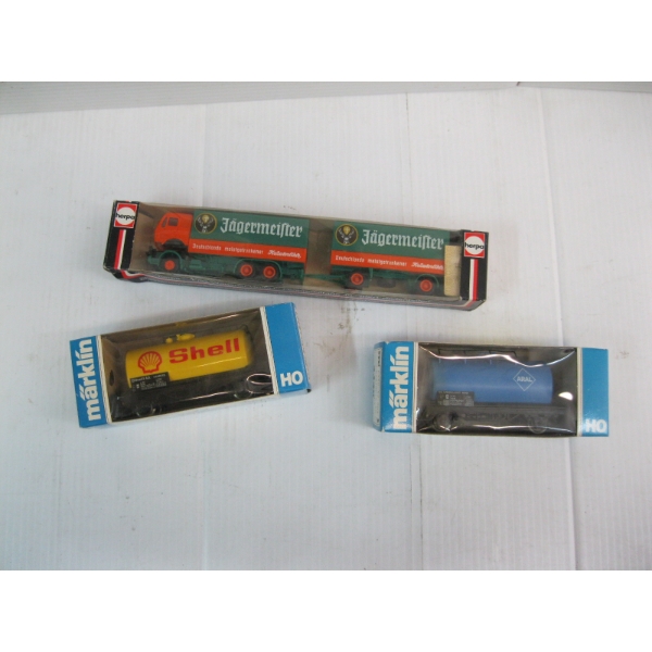 2 HO TRAIN CARS & A YAEGER MEISTER TRUCK
