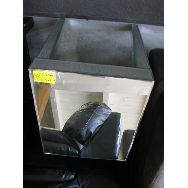 MIRRORED END TABLE