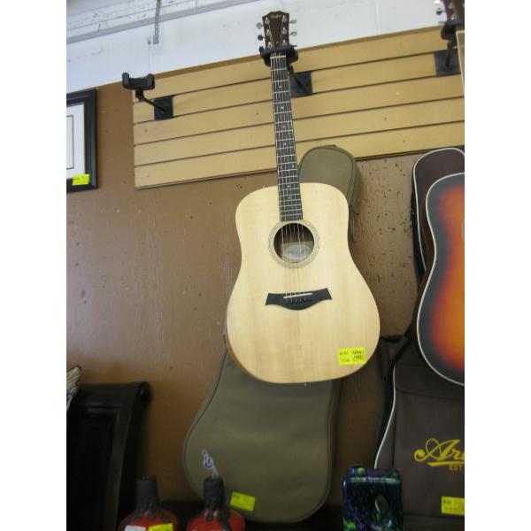 TAYLOR 6 STRING ACOUSTIC GUITAR W/CASE