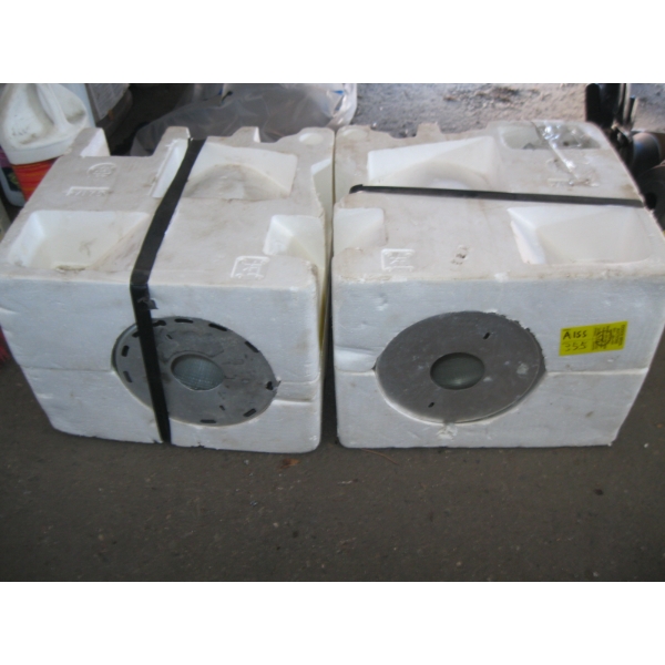 2 OUTDOOR LIGHT FIXTURES