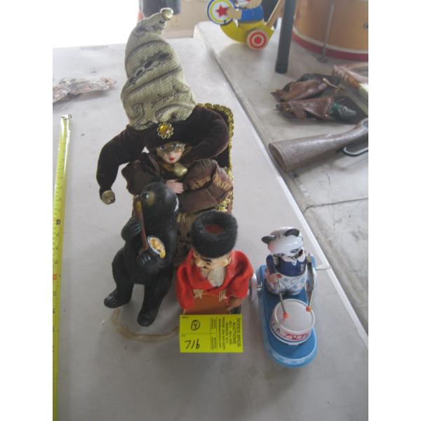 4 FIGURINES