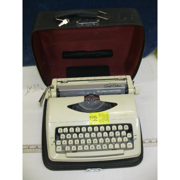 ROYAL MANUAL TYPEWRITER IN CASE