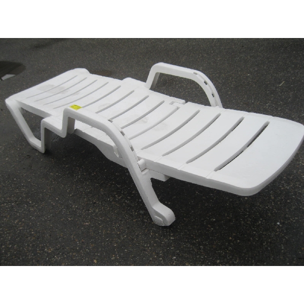 WHITE PLASTIC PATIO LOUNGER