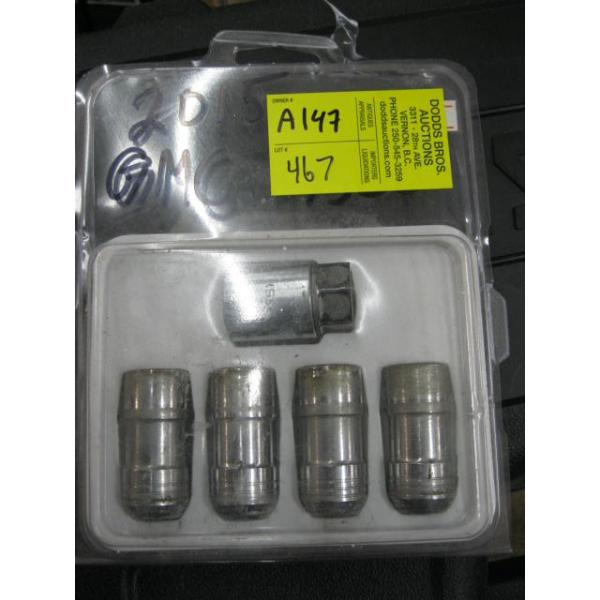 SET OF LOCKING WHEEL NUTS, 2015 GMC