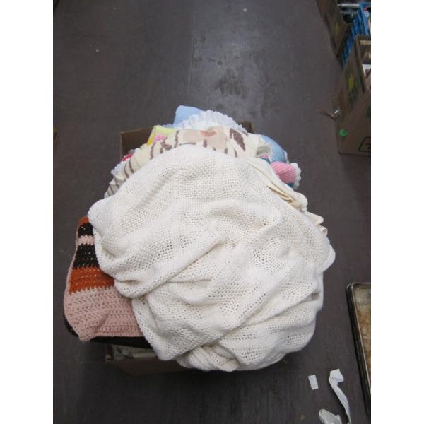 2 BOXES OF KNITTED BLANKETS, TOWELS, SHEETS, ETC.