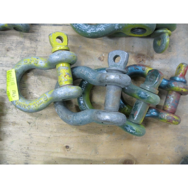 4 MEDIUM CLEVISES - 1"