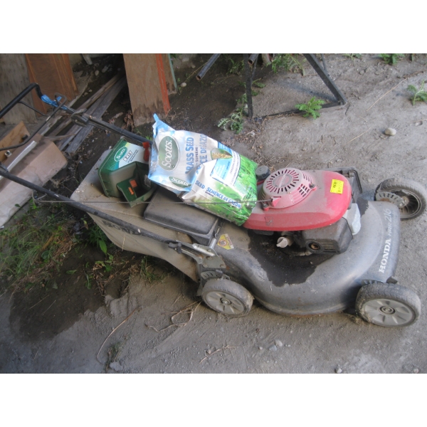 "AS IS" HONDA REAR BAGGER SELF-PROPELLED LAWNMOWER W/ GRASS SEED & SPREADER