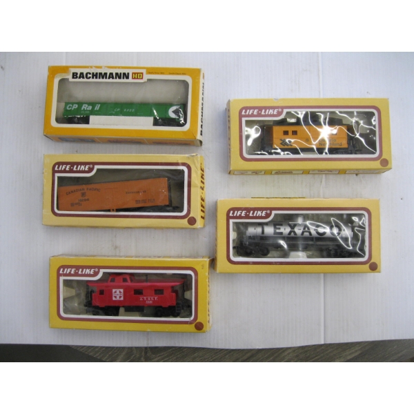 5 HO SCALE TRAIN CARS