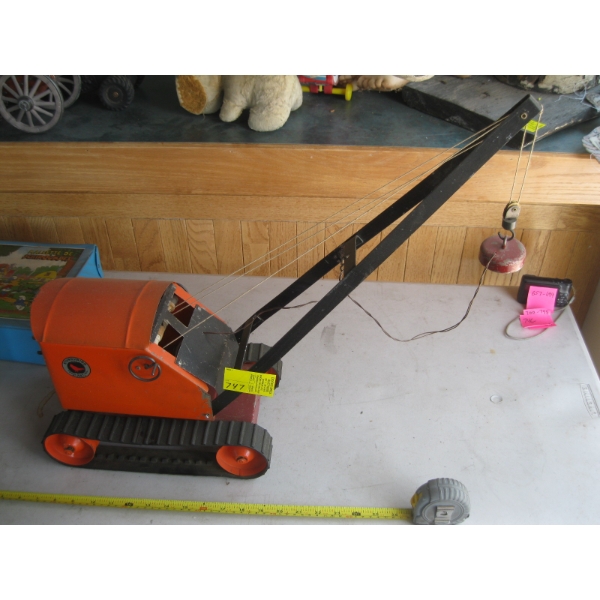 METAL STURDY BIRD TRACKED CRANE W/MAGNET
