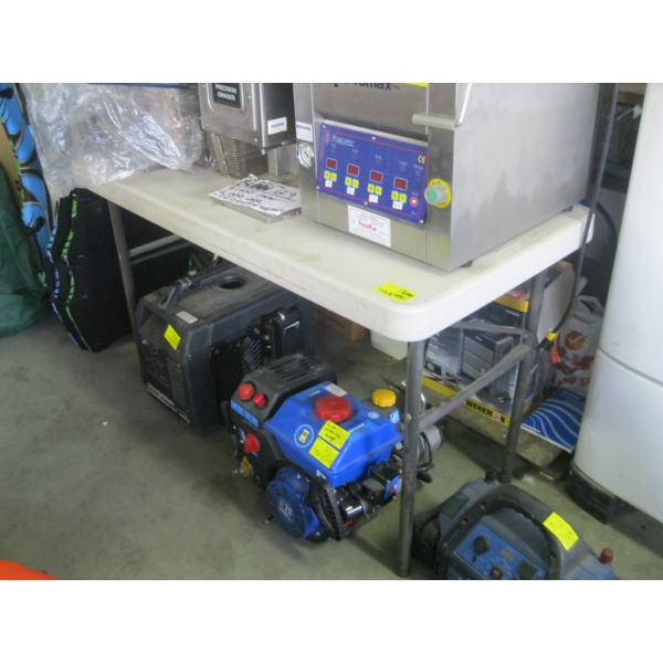 SMALL FOLDING TABLE