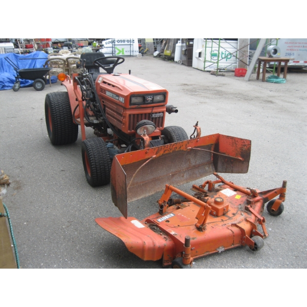 4 WHEEL DRIVE KUBOTA B7200 HST TRACTOR W/MOWER ATTACHMENT - NEEDS WATER PUMP SEAL, RUNS