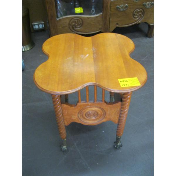 SM. CLOVERLEAF TABLE W/BARLEY TWIST LEGS & CLAW & BALL FEET