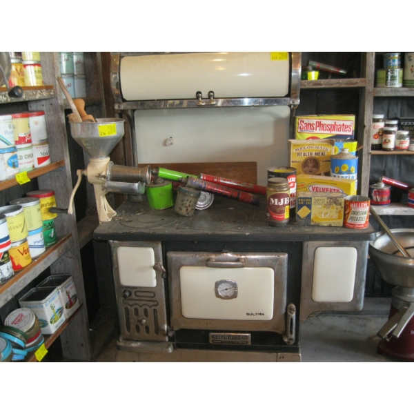 GUELPH STOVE CO. COOKSTOVE W/CHROME & ENAMEL