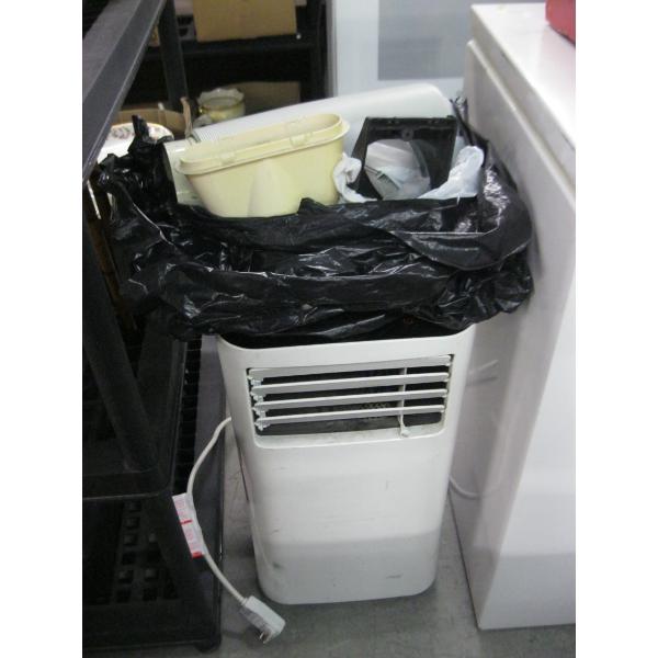 PORTABLE AIR CONDITIONER W/BAG OF ACCESS.