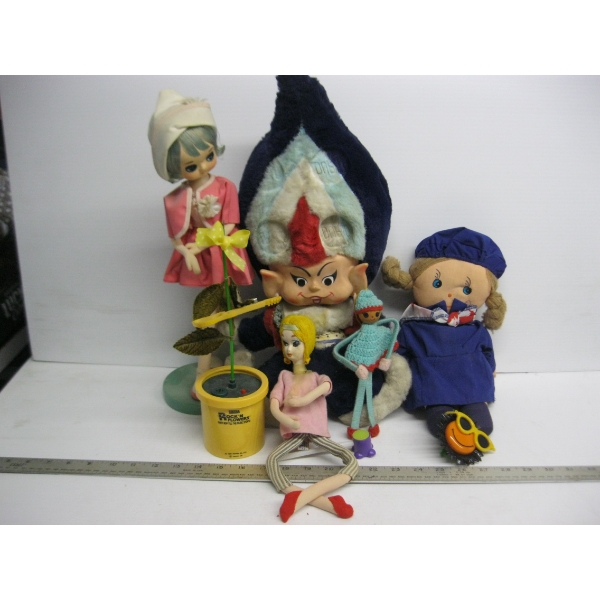 COLLECTABLE FIGURINES