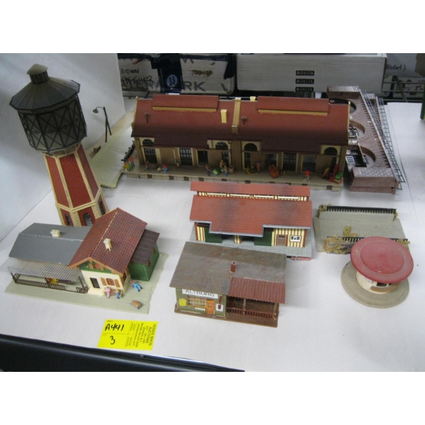 HO TRAIN BUILDINGS