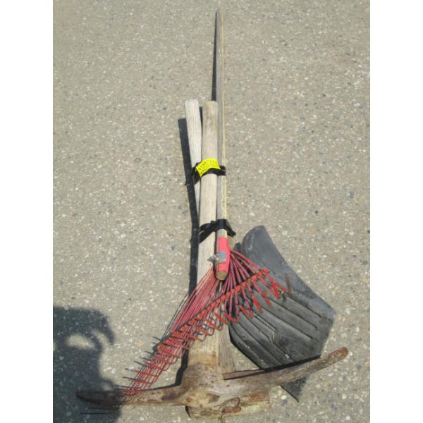 BUNDLE OF GARDEN TOOLS