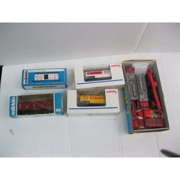 4 HO TRAIN CARS & BOX W/ASST. VEHICLES