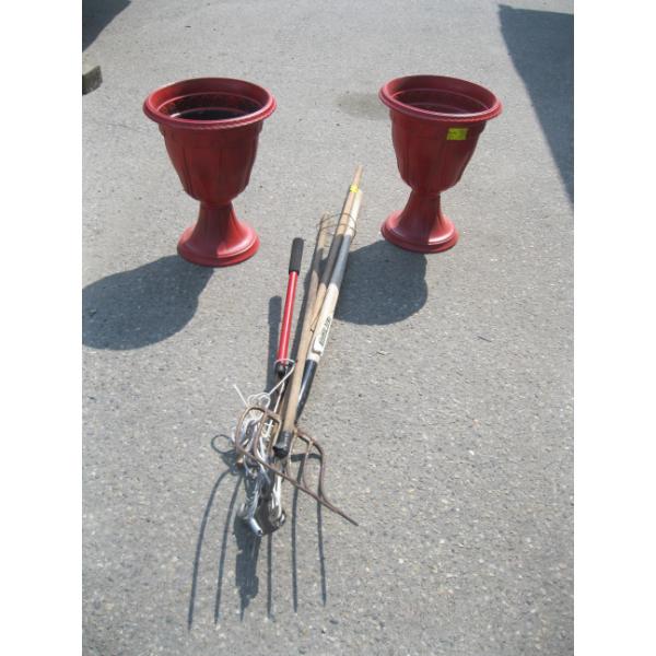 BUNDLE OF GARDEN TOOLS & 2 RED PLASTIC PLANTER POTS