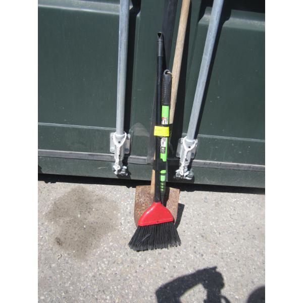 BUNDLE OF GARDEN TOOLS