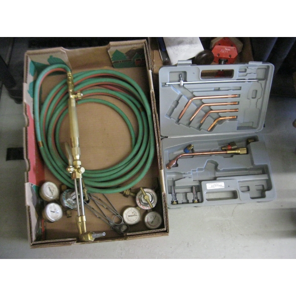 OXY ACETYLENE CUTTING TORCH W/GAUGES & ACCESS.