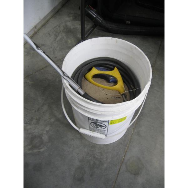 BUCKET W/SANDBLASTING SAND, GUN & HOSE