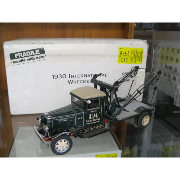 1930 INTERNATIONAL WRECKER DIECAST TRUCK