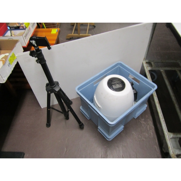 TRIPOD & A BLACK & DECKER AIR FRYER