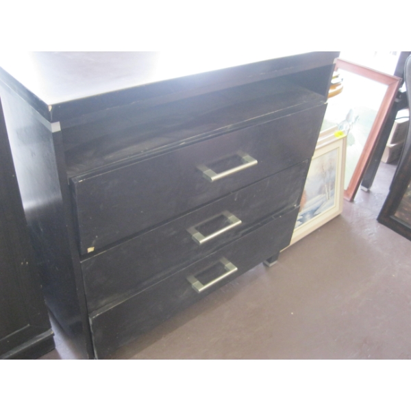 3 DRAWER CHEST OF DRAWERS & A STORAGE UNIT