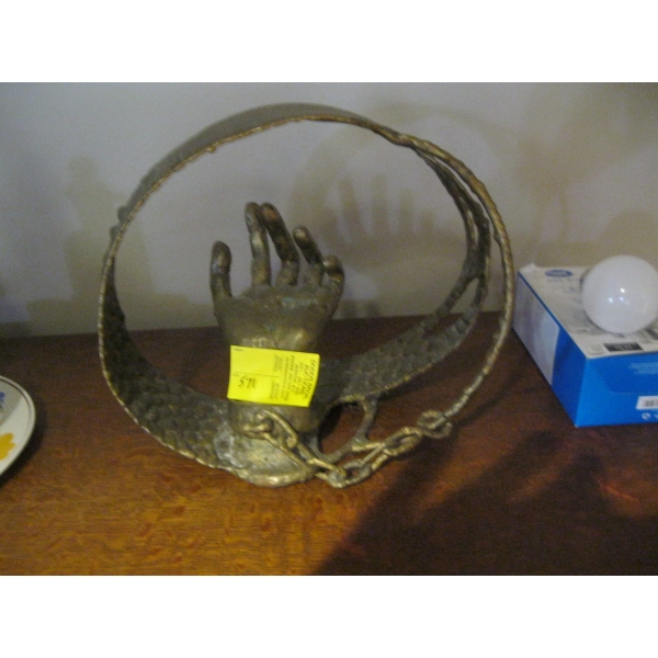 DECORATIVE METAL ART OF THE HAND