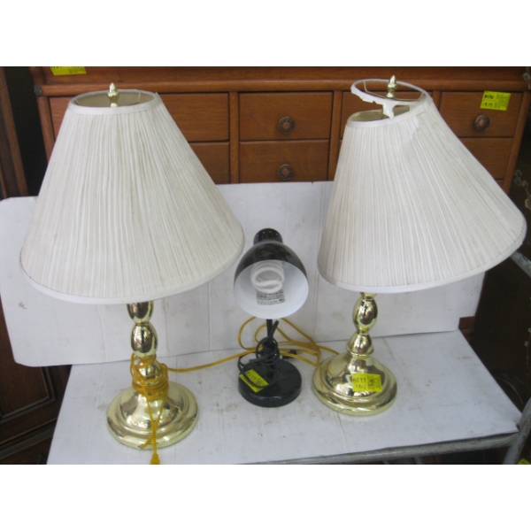 PAIR OF BRASS LAMPS & A DESK TOP READING LAMP