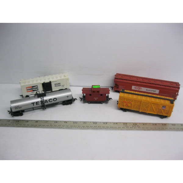 5 HO SCALE TRAIN CARS