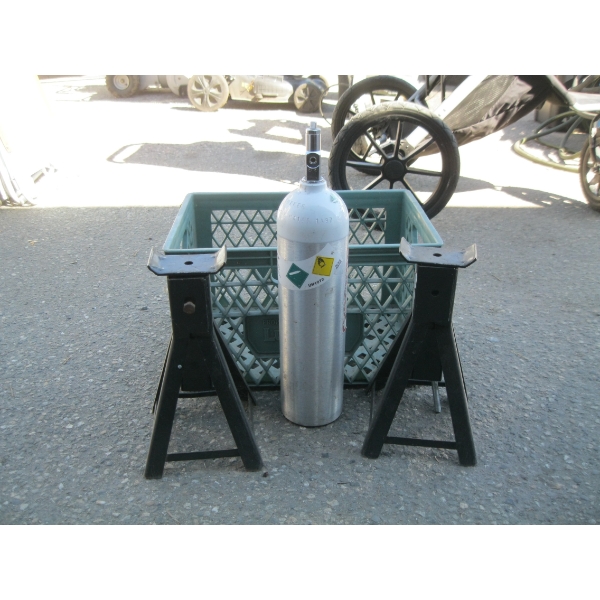 2 - AXLE STANDS & AN OXYGEN TANK