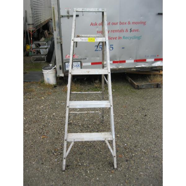 5' ALUMINUM STEPLADDER