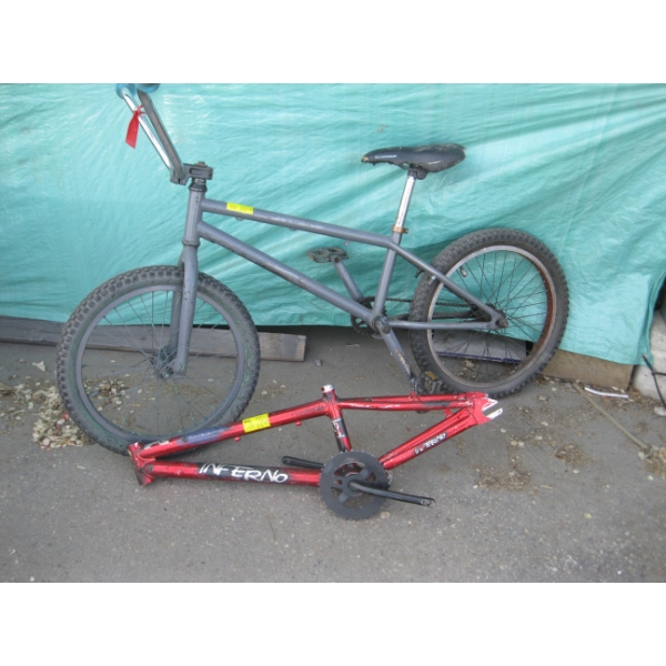 BMX BIKE W/EXTRA BMX FRAME