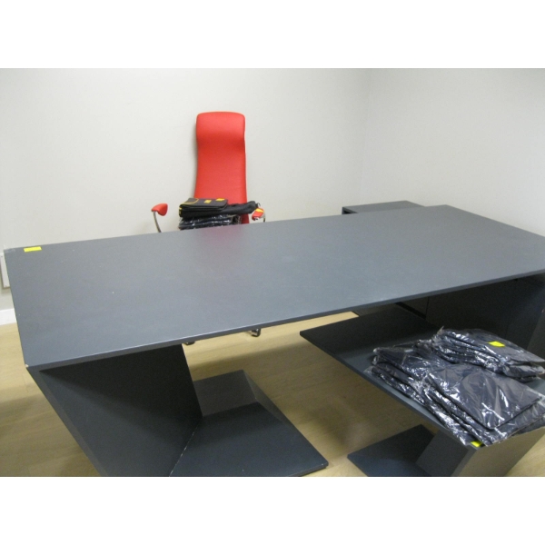 LG. EXECUTIVE DESK - UNIQUE DESIGN