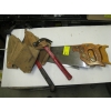 Image 1 : BUNDLE OF HANDSAWS & LEATHER CARPENTER'S POUCH W/HAMMERS