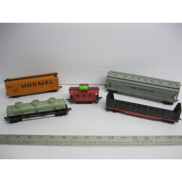 5 HO SCALE TRAIN CARS