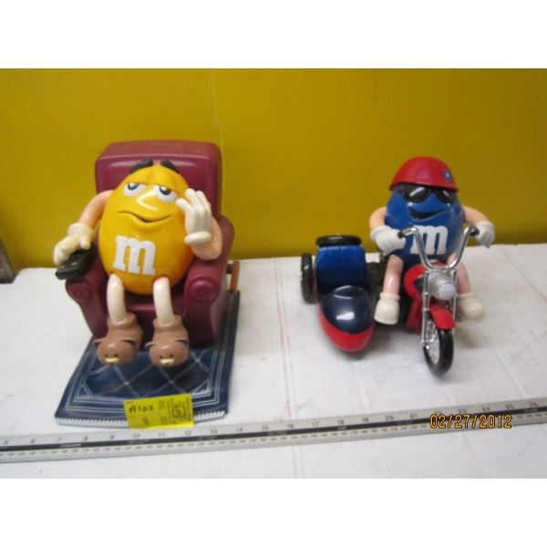 2 M&M FIGURINES