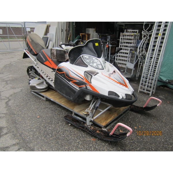 ARCTIC CAT 800 SNOWMOBILE W/ASST. ACCESSORIES