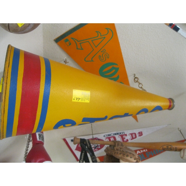 LG. CHEERLEADERS MEGAPHONE