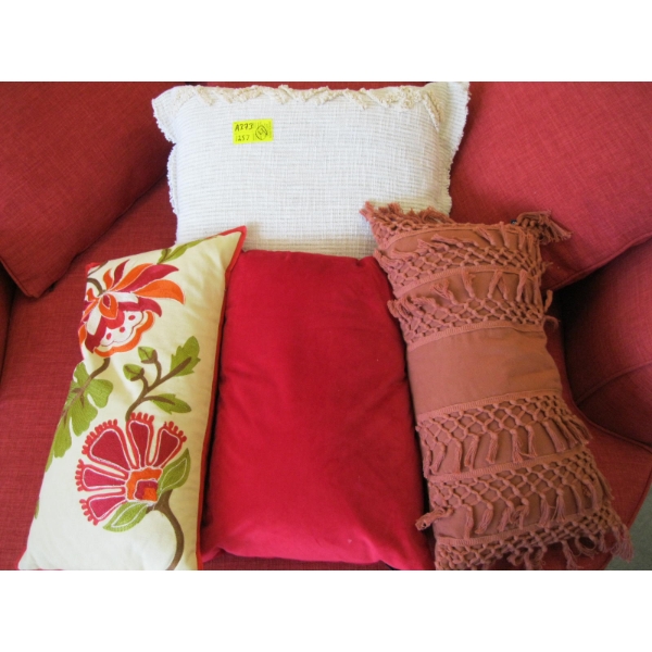 4 DECORATIVE CUSHIONS