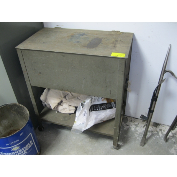 METAL CABINET W/LIFT TOP
