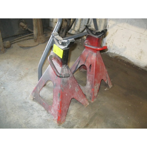 PR OF AXLE STANDS