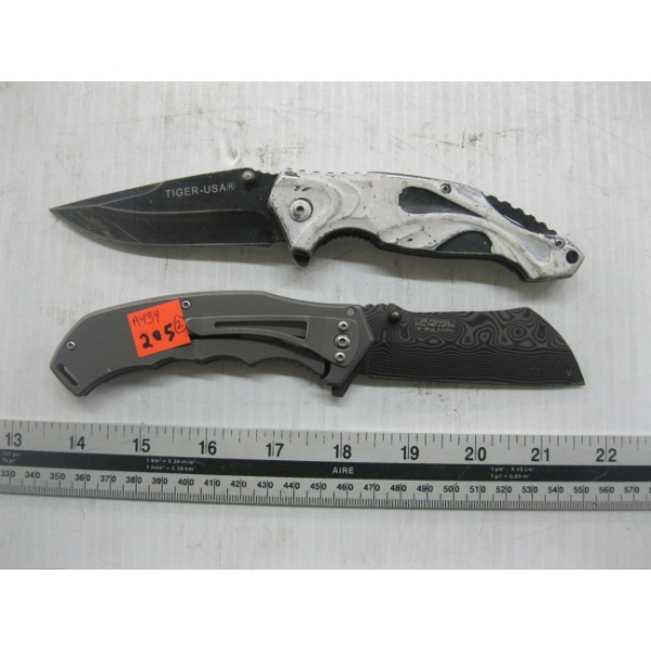 2 FOLDING KNIVES