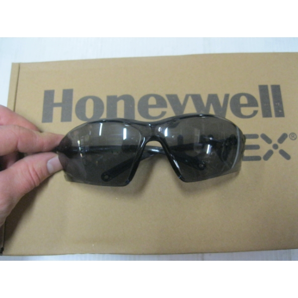 10 PAIR OF SAFETY GLASSES