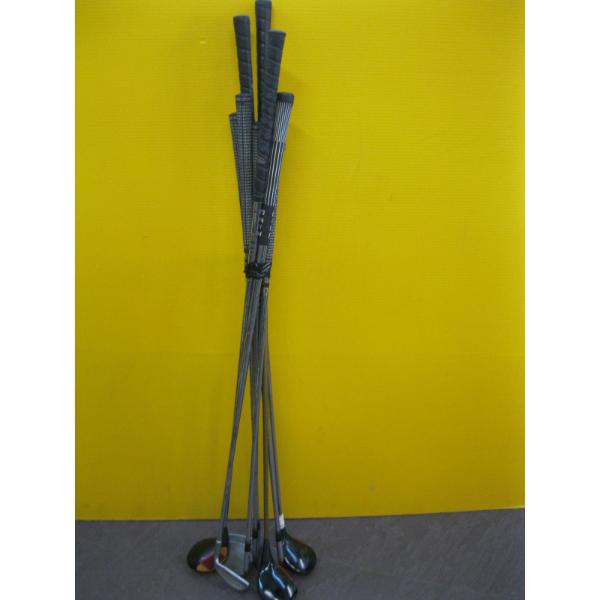 SET OF GOLF CLUBS