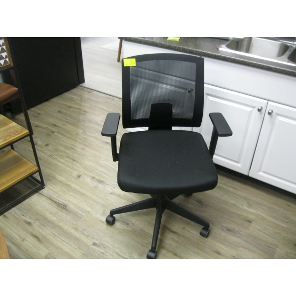BLACK OFFICE CHAIR ON CASTORS