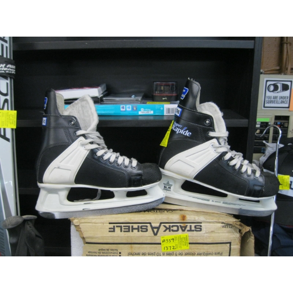 PAIR OF CCM SZ 9 SKATES